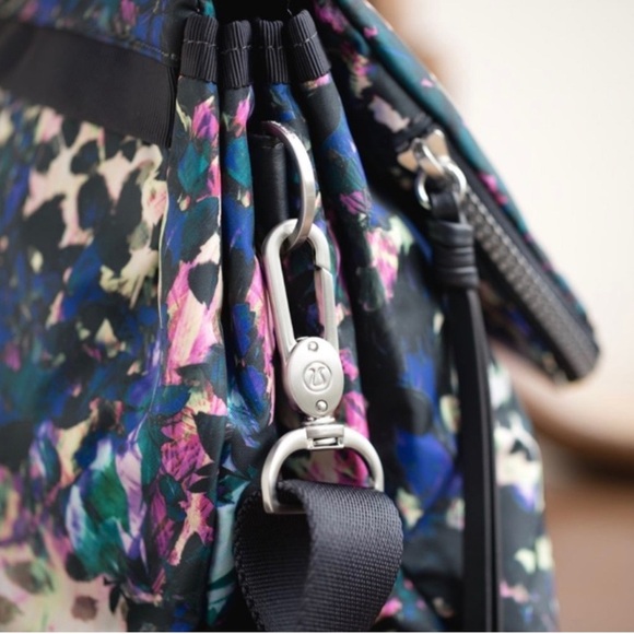 Lululemon Unique and Rare Bag - Picture 5 of 8